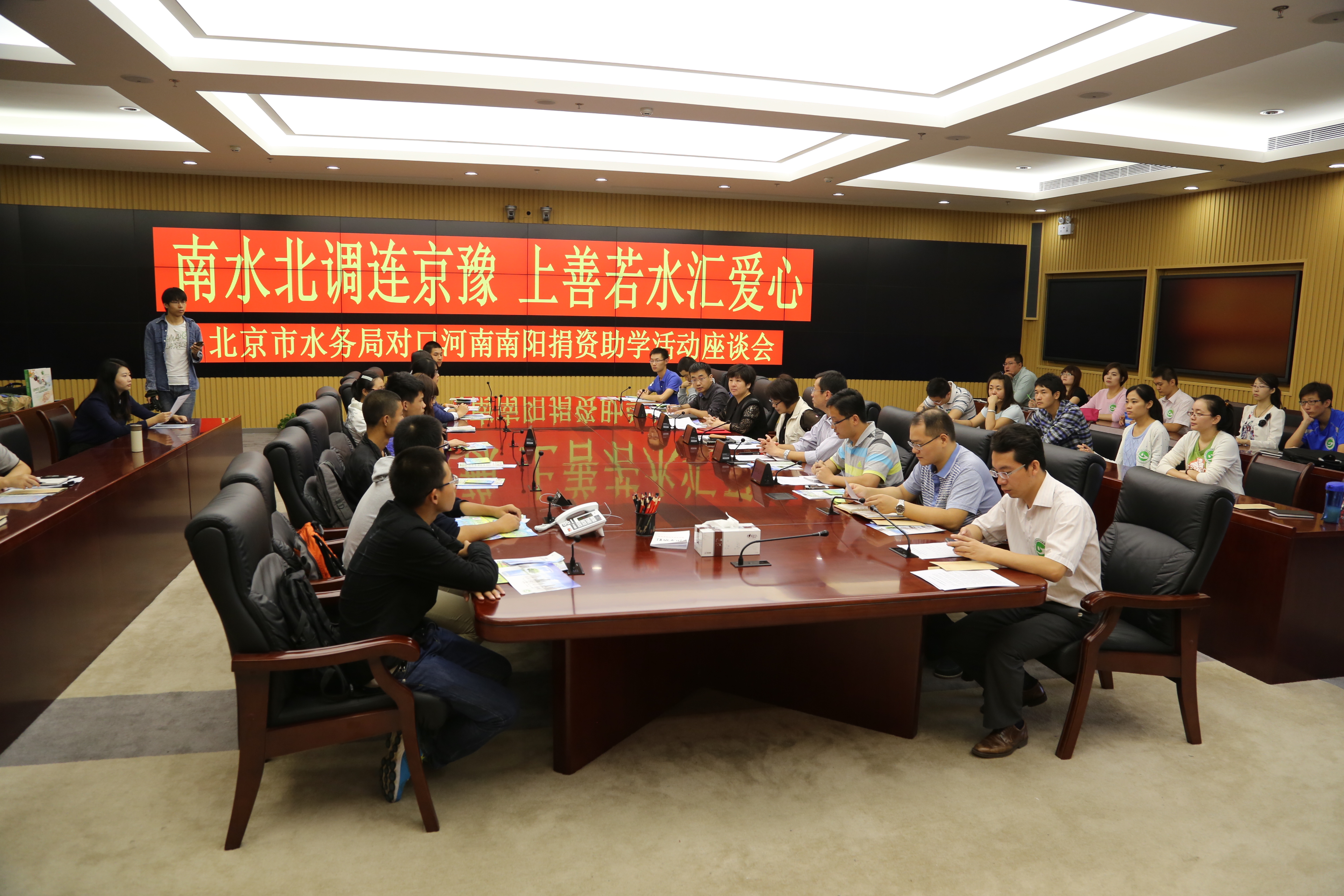 座谈会正.JPG