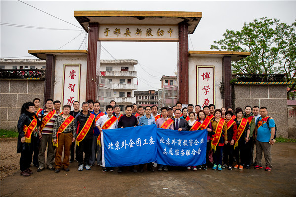校园门口合影.jpg