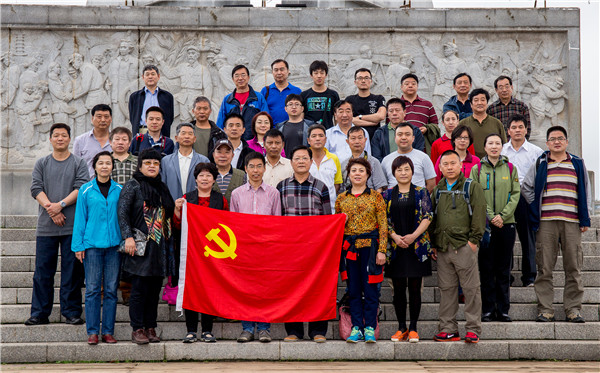 于都长征纪念广场合影.jpg